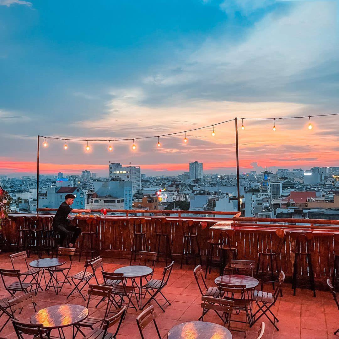 Bạn đang tìm kiếm địa điểm ngắm hoàng hôn Sài Gòn chill? Hãy đến ngay với quán cafe trên đường Phan Văn Trị. Đây là nơi tuyệt vời để nghỉ ngơi và ngắm nhìn cảnh đêm đẹp nhất. Bạn sẽ được trải nghiệm một cảm giác thư giãn và thoải mái sau những giờ làm việc vất vả.